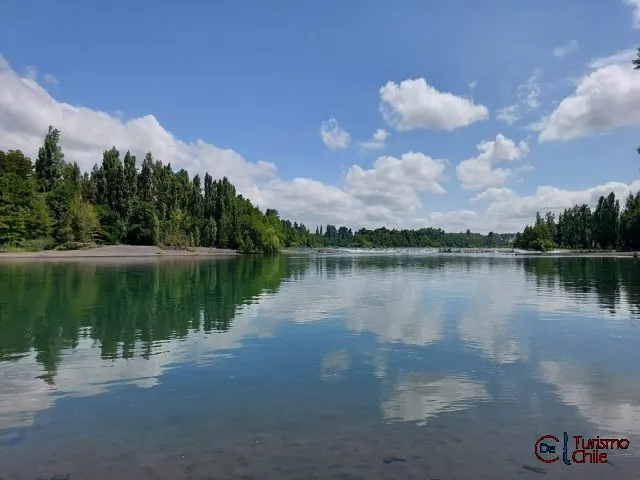 Panorámica del río Laja con cielo azul y nubes reflejados en el agua en Porvenir