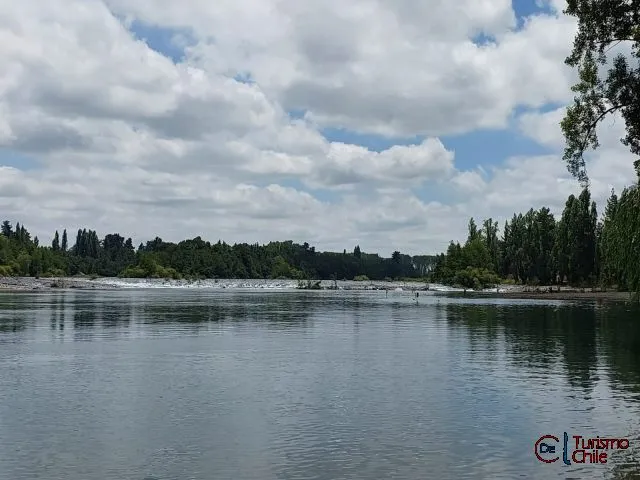 Vista amplia del río Laja con bosques y cascada al fondo desde Camping Porvenir